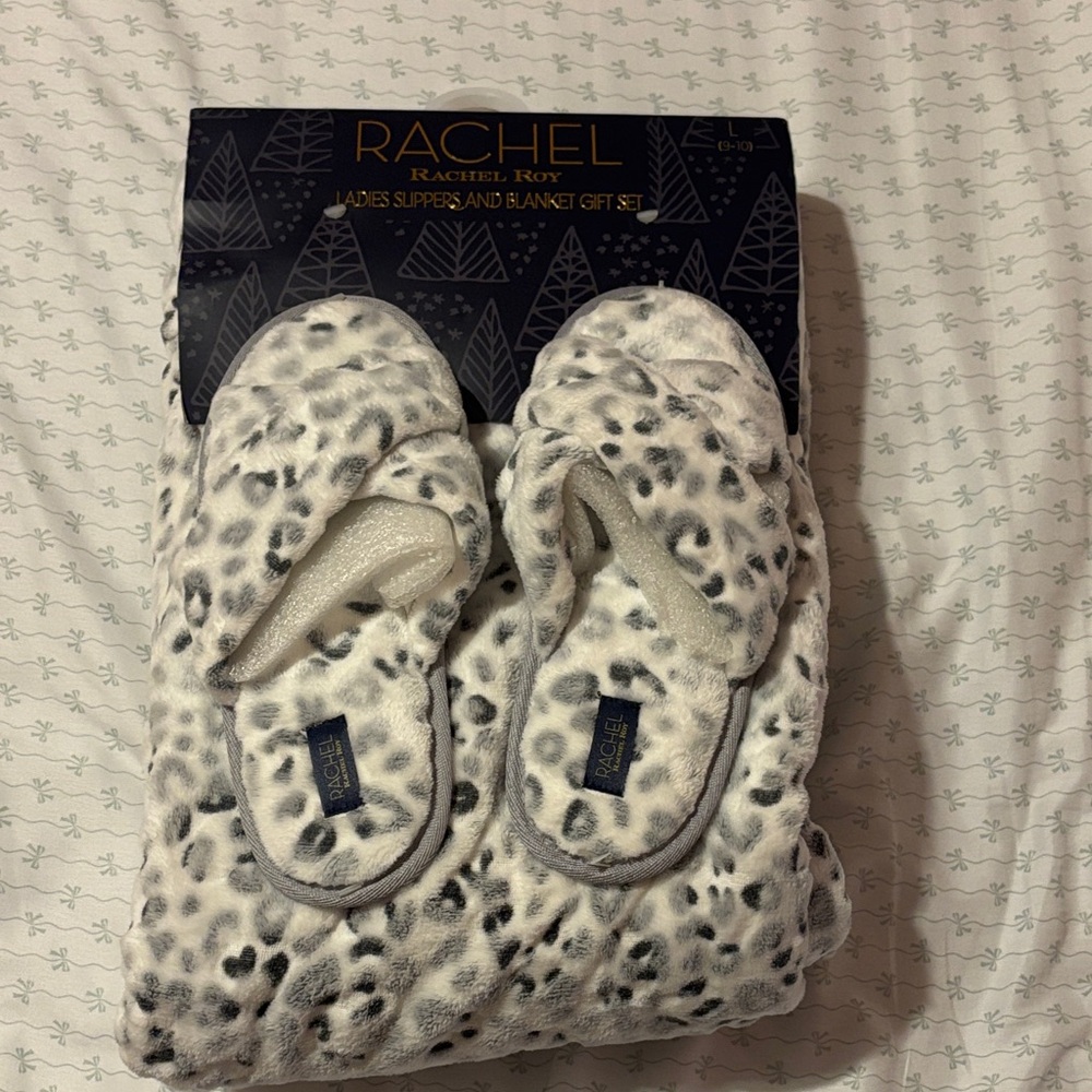 RACHEL Rachel Roy White and Black Slippers